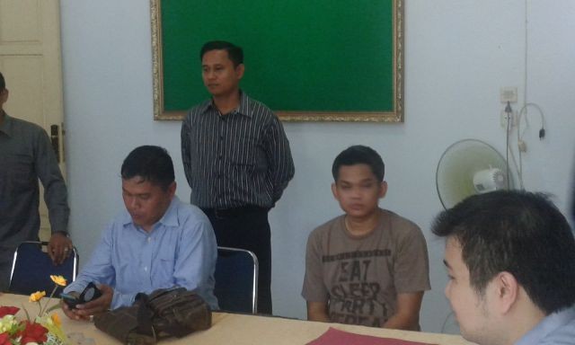 Tersangka (baju kaos cokelat) saat proses pelimpahan tahap II