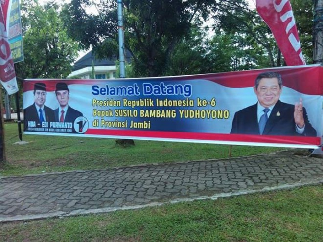 Spanduk SBY yang dipasang di kampus Unja yang dipersoalkan oleh tim Zola-Fachrori