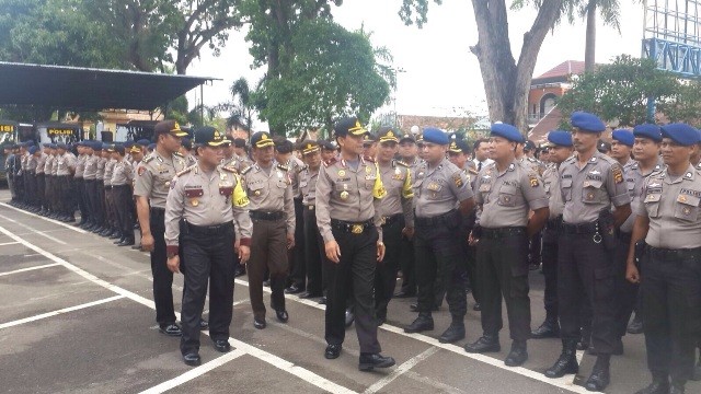 Kapolda Jambi Brigjen Pol Lutfi Lubihanto, mengecek kesiapan pasukan untuk pengamanan Pilkada Rabu (2/11) sekitar pukul 07.15 WIB