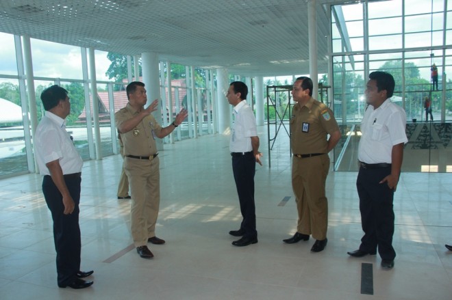 Walikota Jambi SY Fasha saat meninjau pembangunan bandara Jambi yang baru bersama pihai Angkasa Pura II