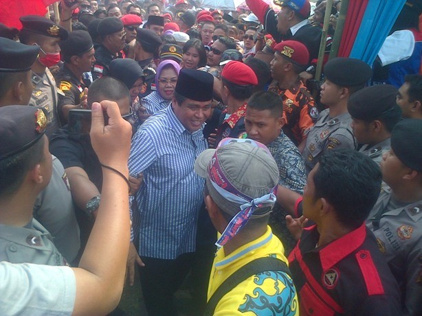 Cagub Jambi Hasan Basri Agus (HBA) berada di tengah kerumunan massa