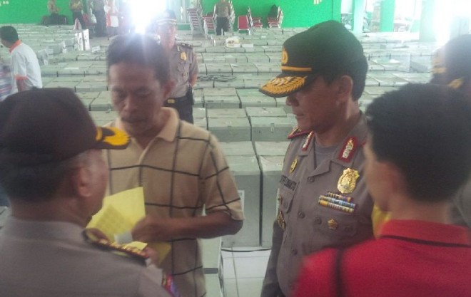 Kapolda Jambi Brigjen Pol Lutfi Lubihanto berbicara dengan salah satu petugas saat mengecek surat suara di Asrama Haji Jambi Jumat (4/12)