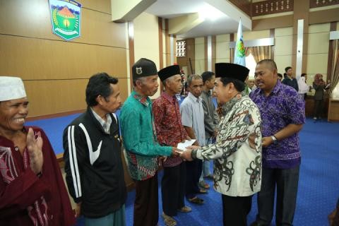 Wako AJB serahkan honor Para Guru Ngaji & Garim Masjid di Pemkot Sungai Penuh Jumat (4/12)