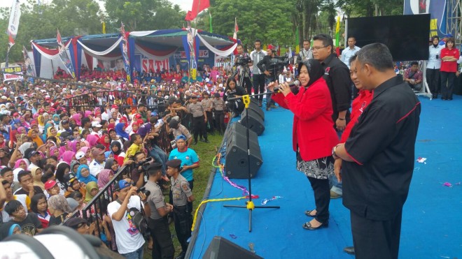 Risma saat berorasi di Kampanye Akbar HBA-EP, Sabtu (5/12/2015)