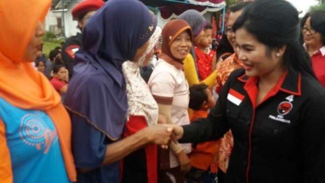 Puti Guntur Soekarno menyalami warga saat sampai di Jambi (5/12)