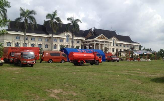 Puluhan armada BNPB terlihat parkir di lapangan kantor Gubernur Jambi Senin (7/12)