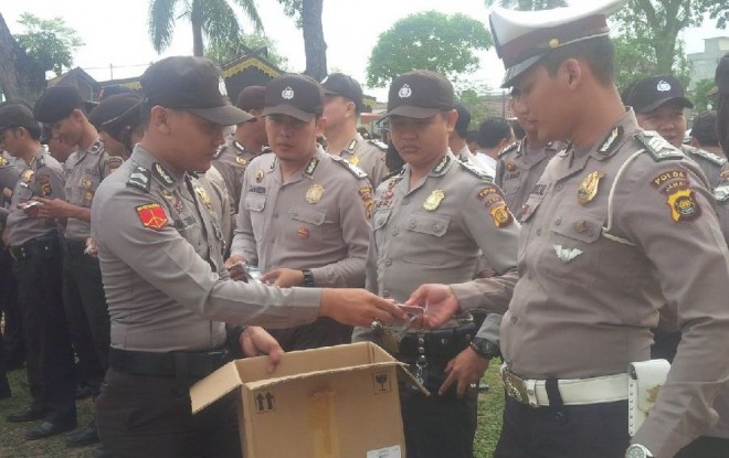 Penyerahan bat-obatan dan uang saku untuk personel Polada Jambi yang diberangkatkan ke daerah dalam rangka pengamanan Pilkada Senin (7/12)