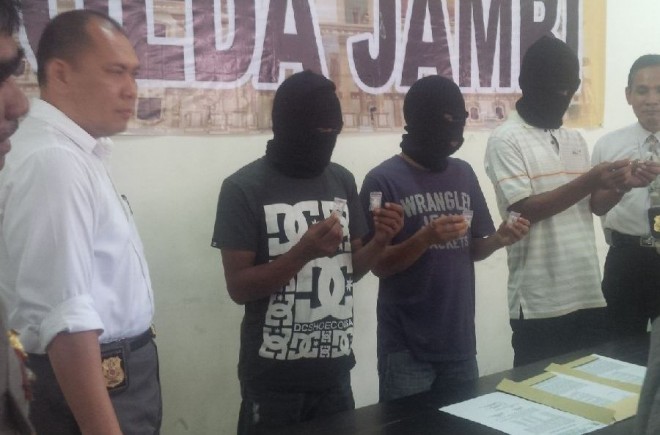 Leman (tengah) saat diamankan bersama dua kurirnya di Mapolda Jambi 