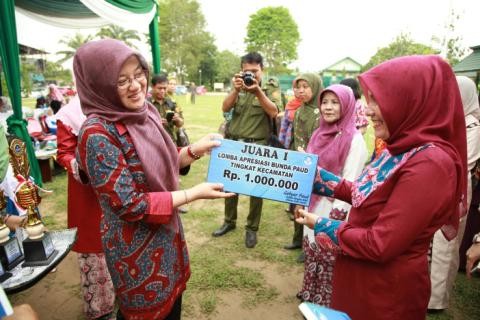 Bunda PAUD Kota Jambi Hj Yuliana Fasha menyerahkan hadiah