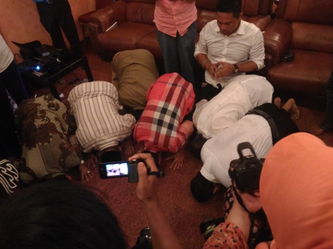 Sujud sukur di pokso pemenangan Zumi Zola-Fachrori Umar