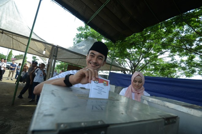 Senyum sumringah Zumi Zola saat mencoblos di Tanjab Timur