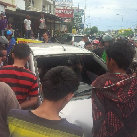 Kecelakaan yang terjadi di depan BCA Pattimura