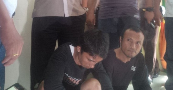 Dua pelaku pembunuhan Kades Muara Killis saat berada di Bandara Sultan Thaha Jambi, Kamis (19/11) lalu