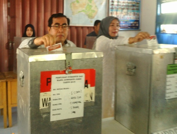 AJB dan istri menyalurkan hak pilih