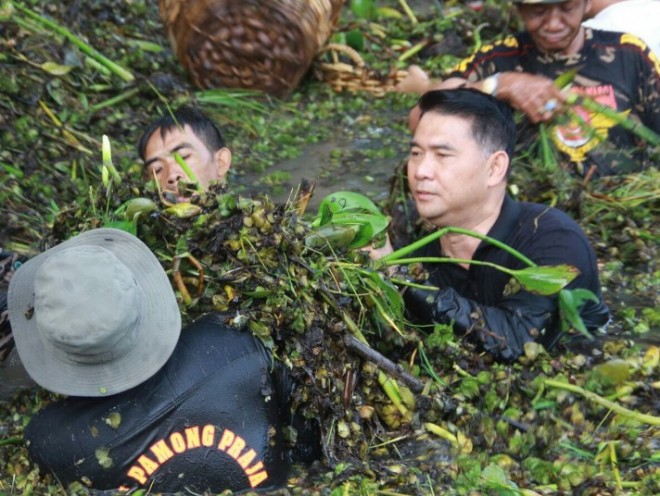 Walikota Jambi Syarif Fasha bergotong royong di Danau Sipin