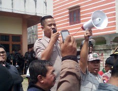 Ketua Panwaslu Kota Sungai Penuh Tony Indrayadi berorasi di hadapan massa pendukung Heman-Nuzran (12/12)