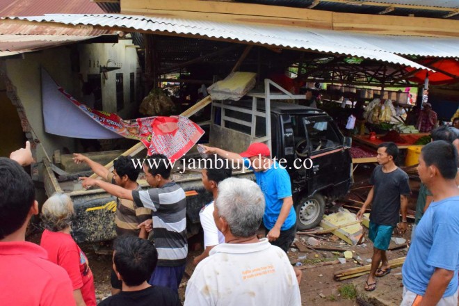 Mobil Pick Up jenis Mitsubishi L300 menabrak rumah dan kios jualan di Jalan Letmud Sarmiem, Kenali Bawah, Kota Jambi Minggu (13/12)