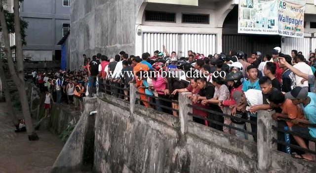 Proses evakuasi Bripda Surya yang tenggelam di Sungai Jelutung