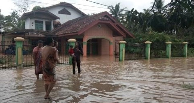 Banjir yang menggenangi Kota Jambi akibat hujan.