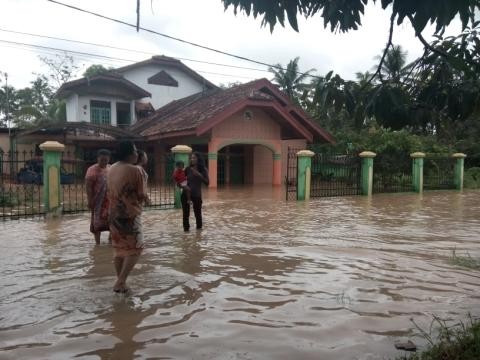 Banjir yang menggenangi Kota Jambi akibat hujan yang mengguyur dari semalam hingga pagi ini (13/13)