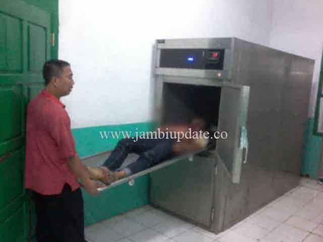 Jenazah Oyong saat beada di kamar jenazah RSU Raden Mataher Jambi Senin (24/12)