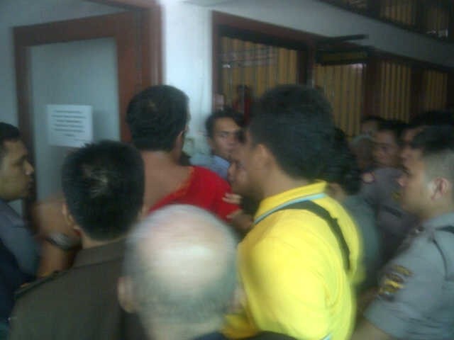 Korban saat dievakuasi dari sel tahanan PN Jambi.