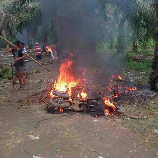 Suasana paska bentrok di Desa Kungkai Merangin (15/12)