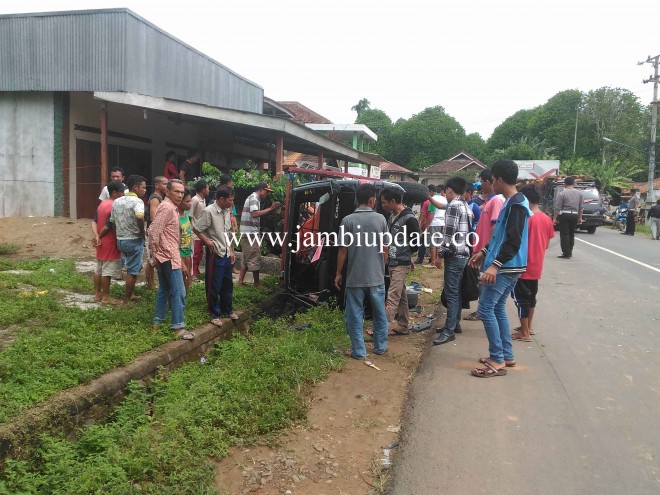 Mobil pikup dijungkirbalikkan warga usai menabrak sepeda motor di Parit Culul 1 Tanjab Timur Selasa (15/12)
