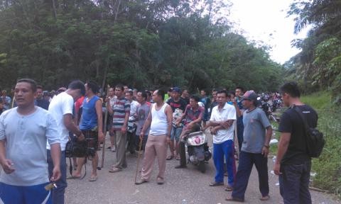 Warga Kungkai masih berkerumun paska bentrok dengan SAD (15/12)