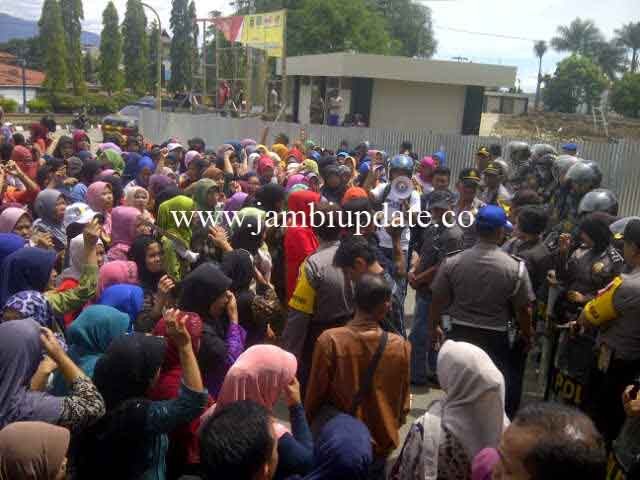 Massa HM-NJ masih menggelar aksi di seputaran gedung Nasional tempat berlangsungnya rapat pleno KPU Kota Sungai Penuh (17/12)