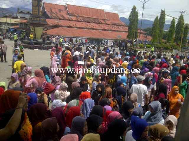 Aksi demontrasi massa Herman-Nuzran di Kota Sungai Penuh (17/12)