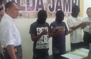 Leman dan dua kaki tangannya saat pres release di Mapolda Jambi