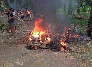 Sisa bentrok antara SAD dan warga Kungkai Selasa kemarin (16/12)