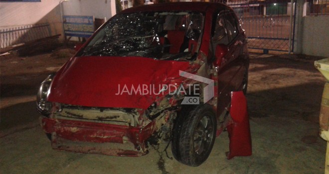 Honda Jazz merah BH 1467 WJ yang menabrak dua pengedara motor di Tugu Juang, satu tewas.