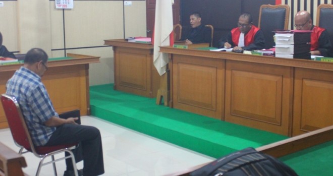 Mantan Kadisdik Kota Jambi Rifai menjalani sidang putusan di PN Tipikor Jambi Senin sore (21/12). Rivai divonis bebas karena tidak terbukti bersalah
