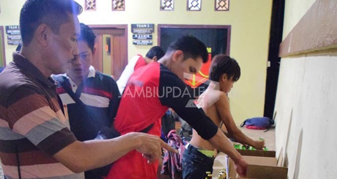 Anggota Polsek Jelutung mengamankan ratusan botol Minuman Keras (Miras) berbagai merk.