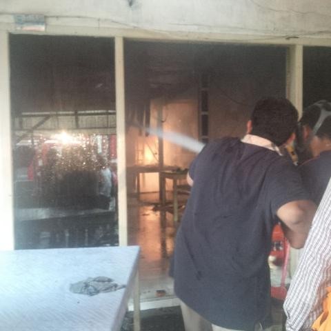 Petugas berusaha memadamkan api di Kasang