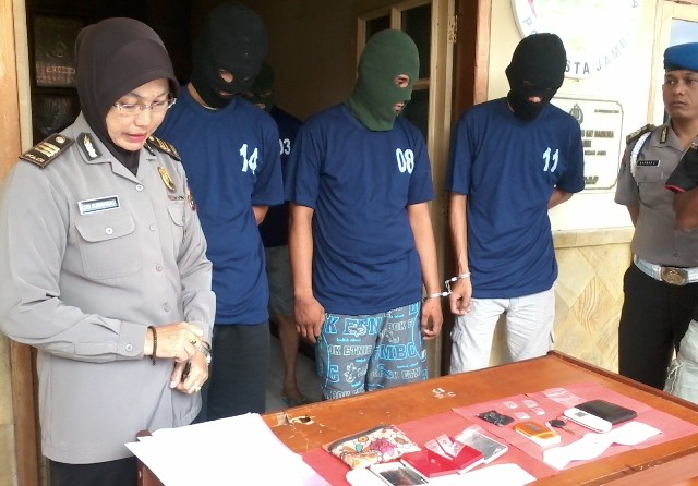 Arie Pranata (25), M. Riko Saputra (31) dan Yandriadi (23) diamankan karena edarkan Narkoba