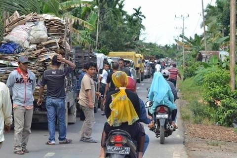 Jembatan milik provinsi yang rusak di Sabak Timur beberapa waktu lalu membuat kendaraan mengular