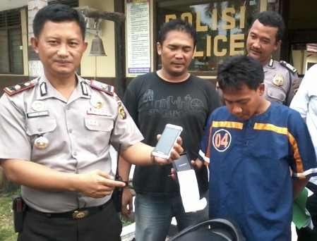 Tersangka dan Barang Bukti yang Diperlihatkan Kapolsek Jambi Selatan, Kompol Farouk Afero