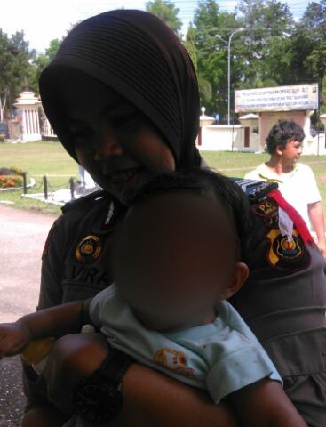 Nayla digendong salah seorang Polwan