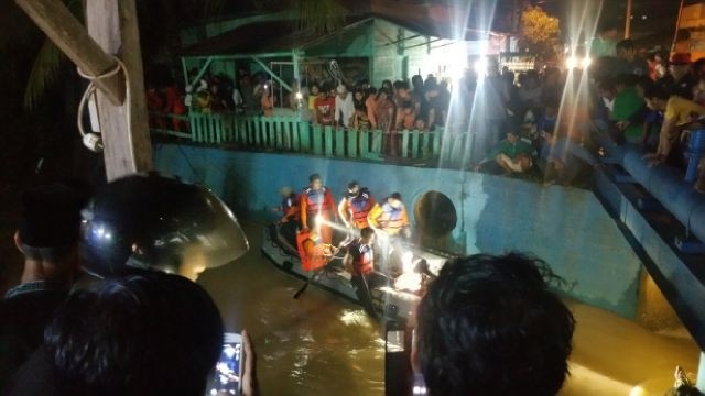 Warga melakukan pencarian bocah yang tenggelam di sungai Perumahan Kembar Lestari I RT 36 Kelurahan Kenali Besar, Kecamatan Kotabaru