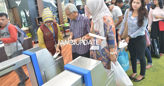 Penumpang yang berangkat melalui terminal bandara Jambi yang baru