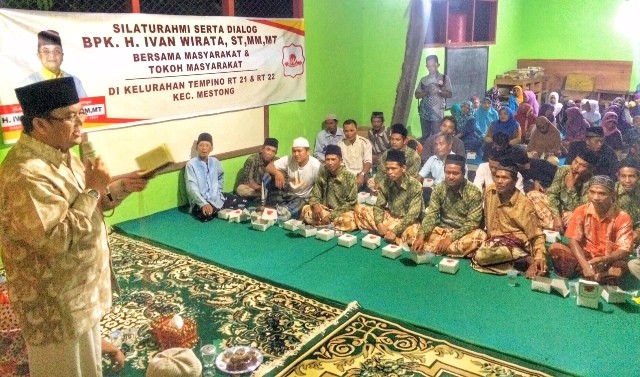 IW bersillaturrahmi dan berdialog dengan warga di Dusun Suka Rahayu (Lingkungan 4) Kelurahan Tempino, Kecamatan Mestong Selasa malam ini (29/12)