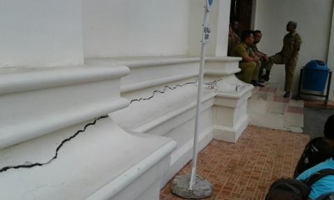 Salah satu bagian dari bangunan kantor gubernur Jambi yang retak sepanjang 10 meter