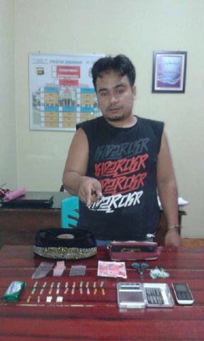 Tersangka Erik dan barang bukti narkotika yang diamankan di Mapolres Sarolangun