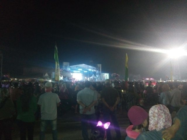 Suasana hiburan malam pergantian tahun di eks arena MTQ Jambi (31/12)