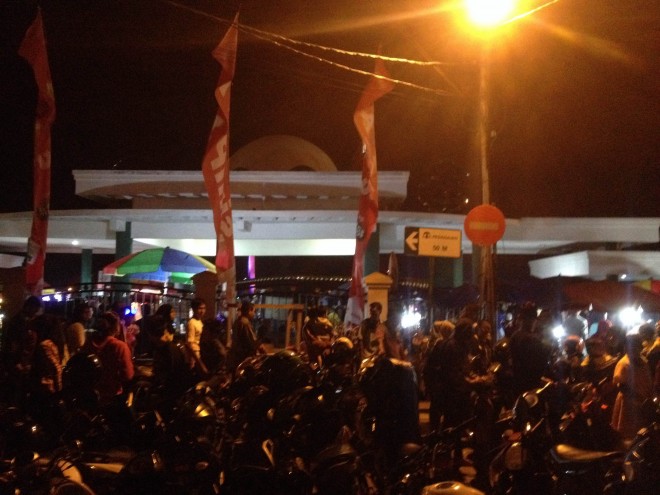 Antrian warga di Gentala Arasy