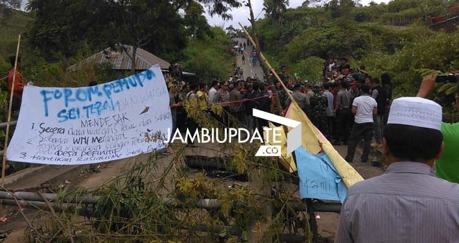 Warga pendatang Sungai Tebal memblokir jalang Jangkat Jumat (1/1)