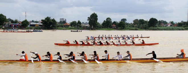 Lomba pacu perahu yang digelar di depan rumah dinas gubernur Jambi Tanggo Rajo Minggu (3/1). F/RIDWAN/JE
